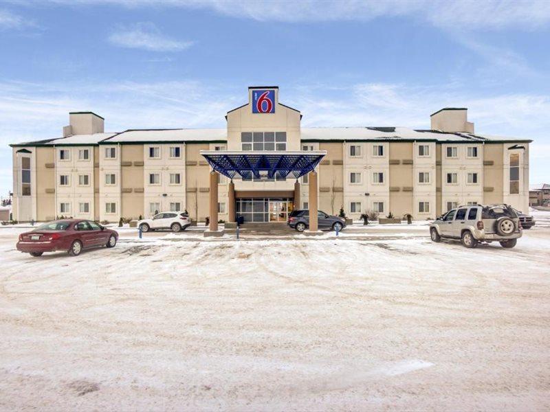 Days Inn By Wyndham Stony Plain エクステリア 写真