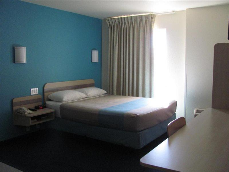 Days Inn By Wyndham Stony Plain エクステリア 写真