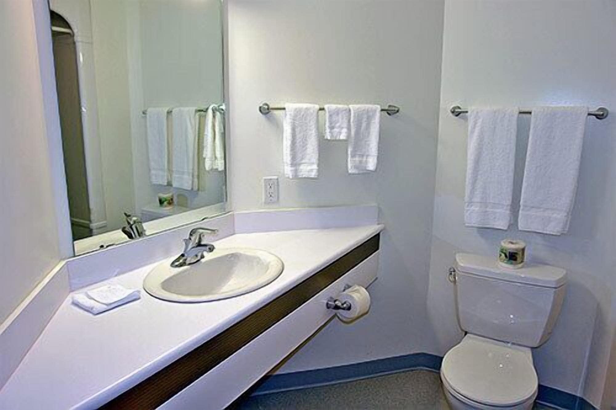 Days Inn By Wyndham Stony Plain エクステリア 写真