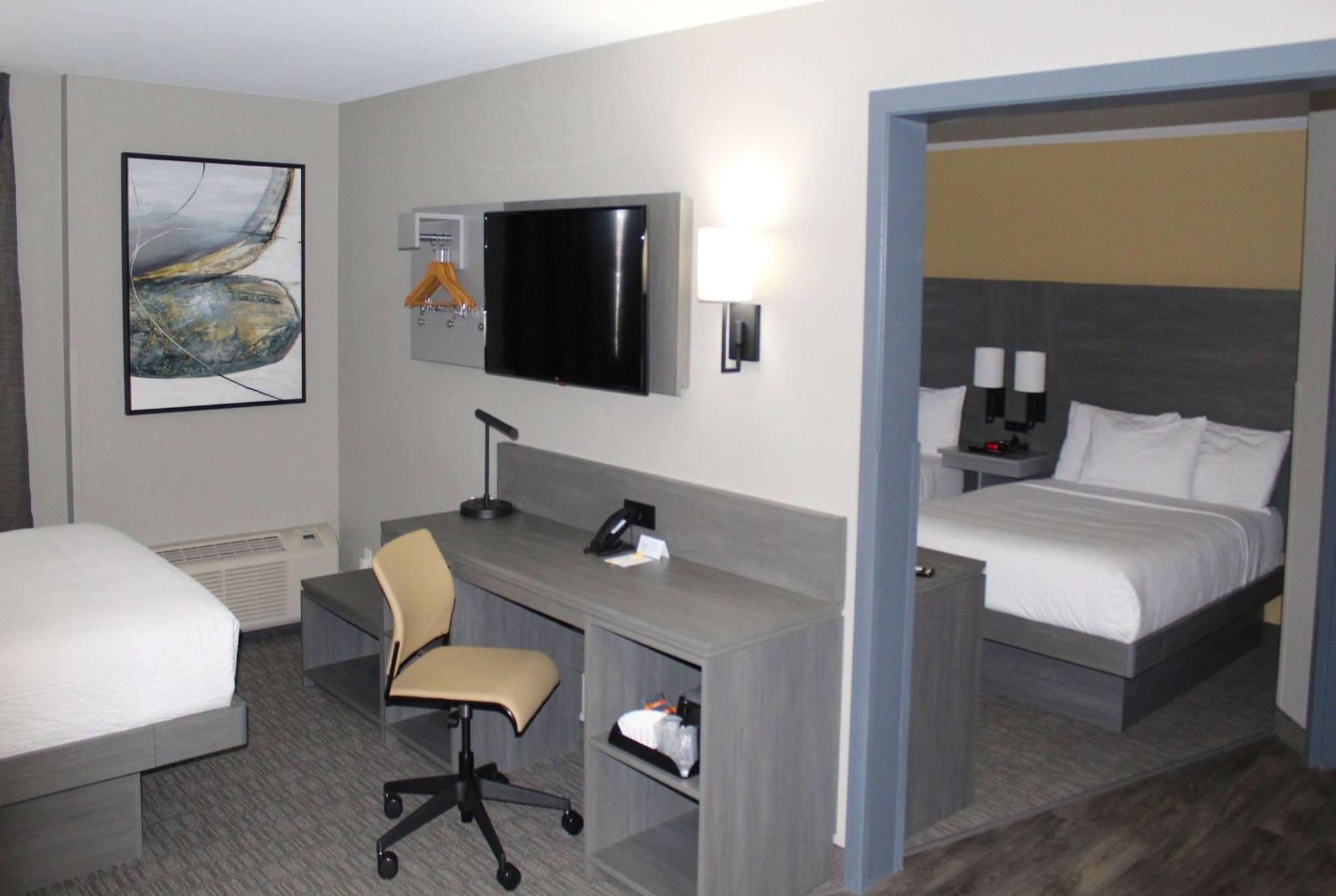Days Inn By Wyndham Stony Plain エクステリア 写真