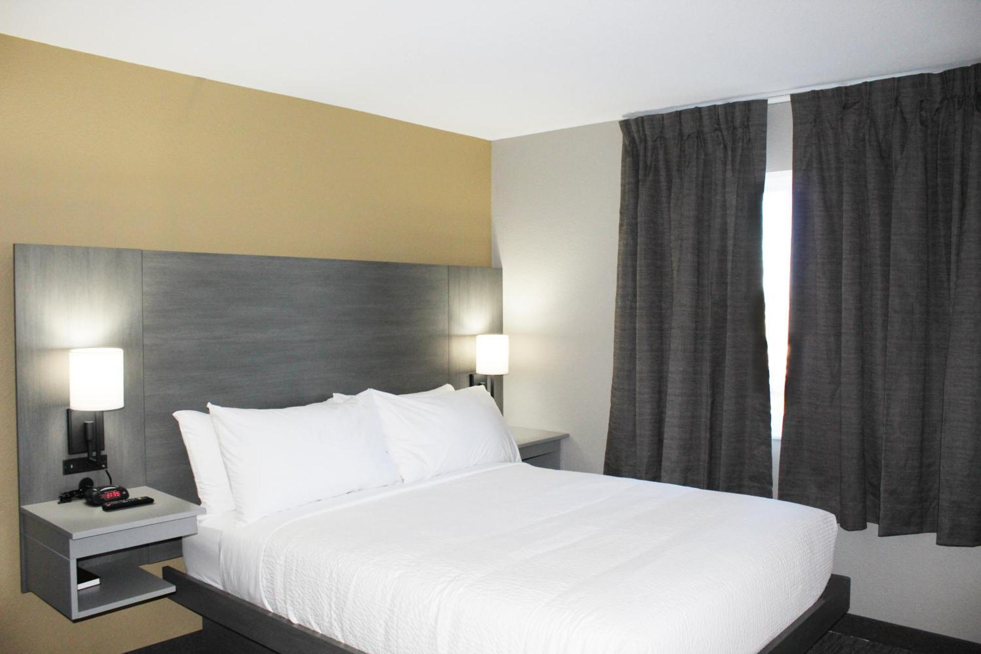 Days Inn By Wyndham Stony Plain エクステリア 写真