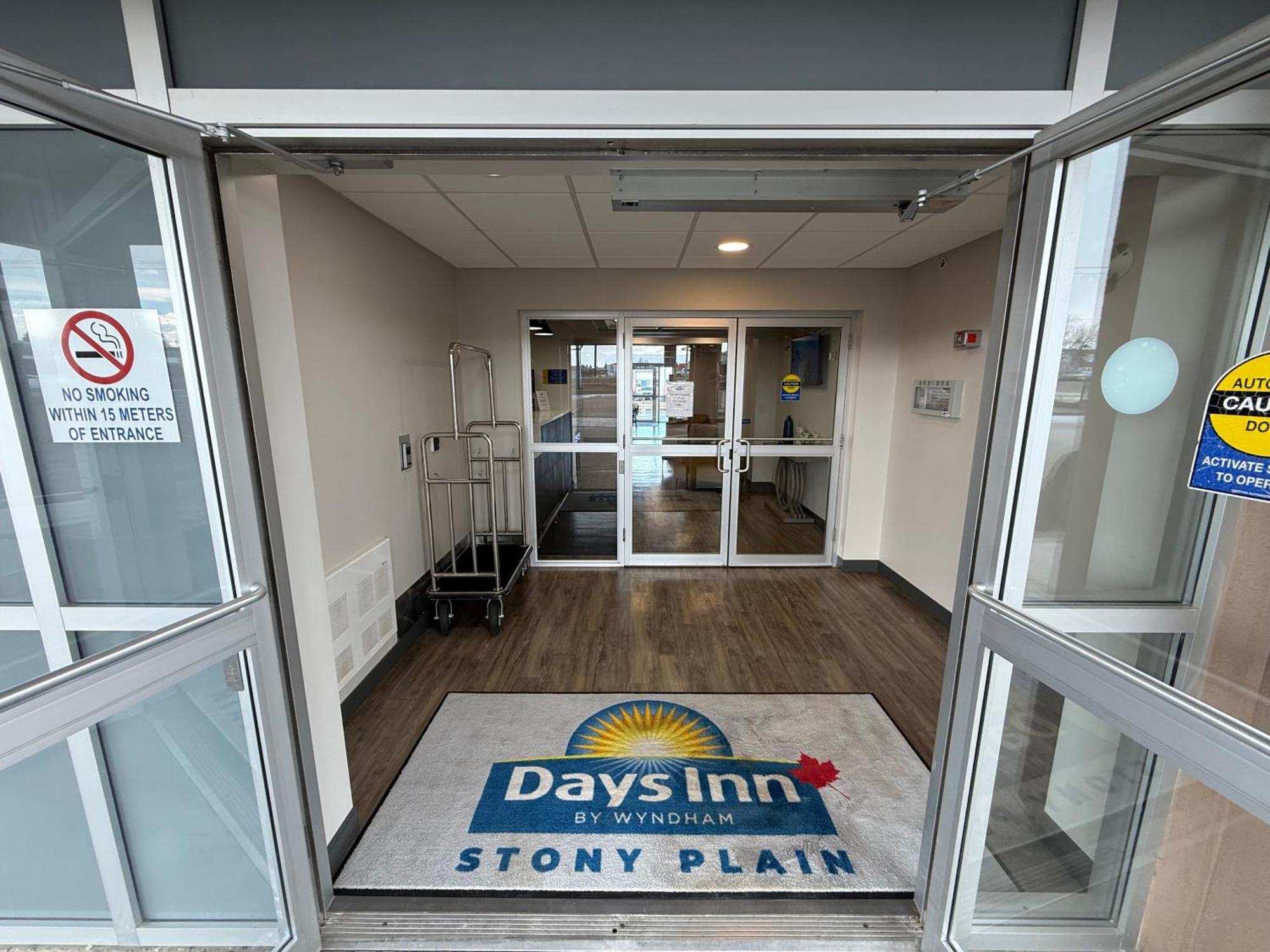 Days Inn By Wyndham Stony Plain エクステリア 写真