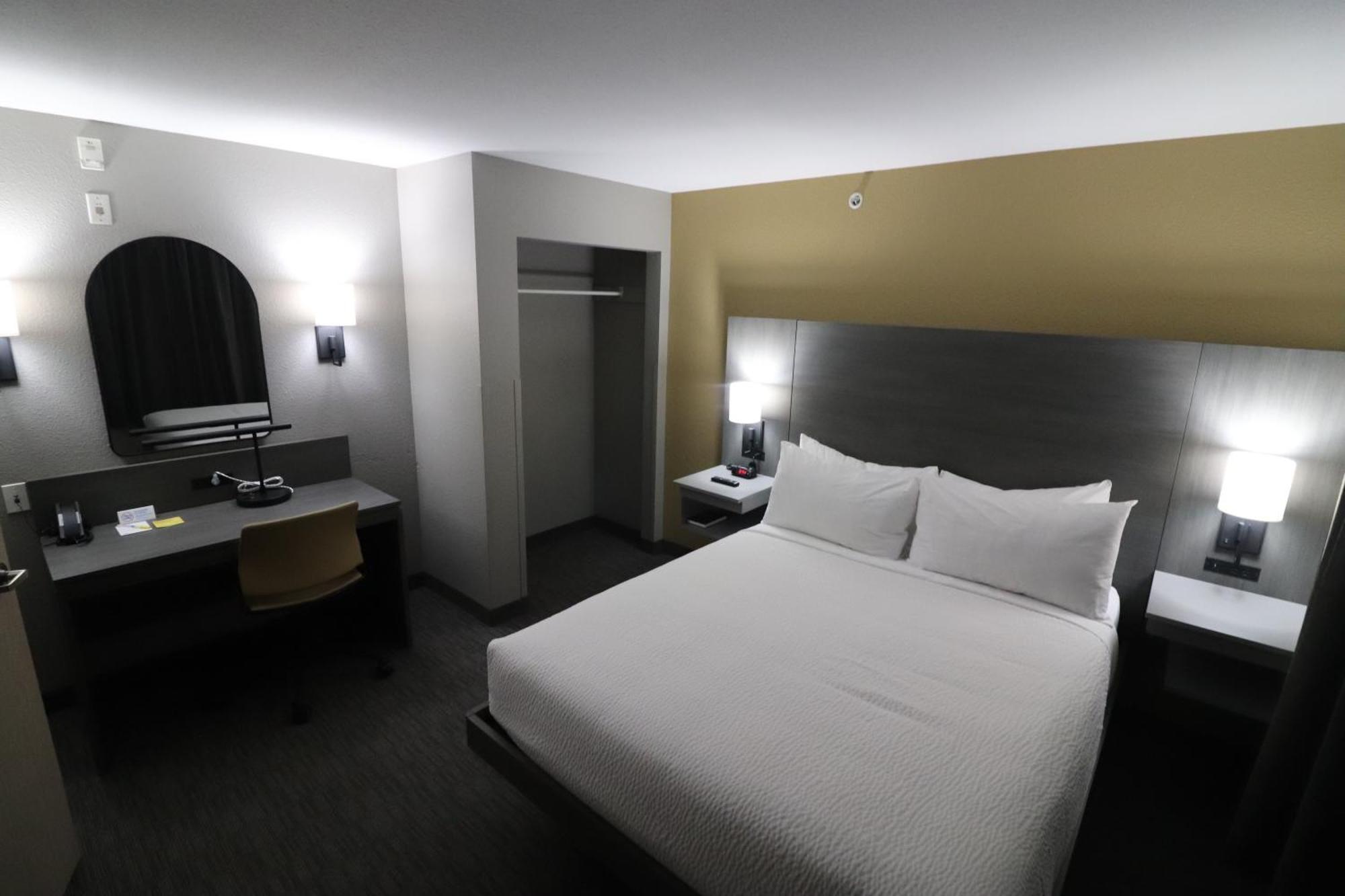 Days Inn By Wyndham Stony Plain エクステリア 写真