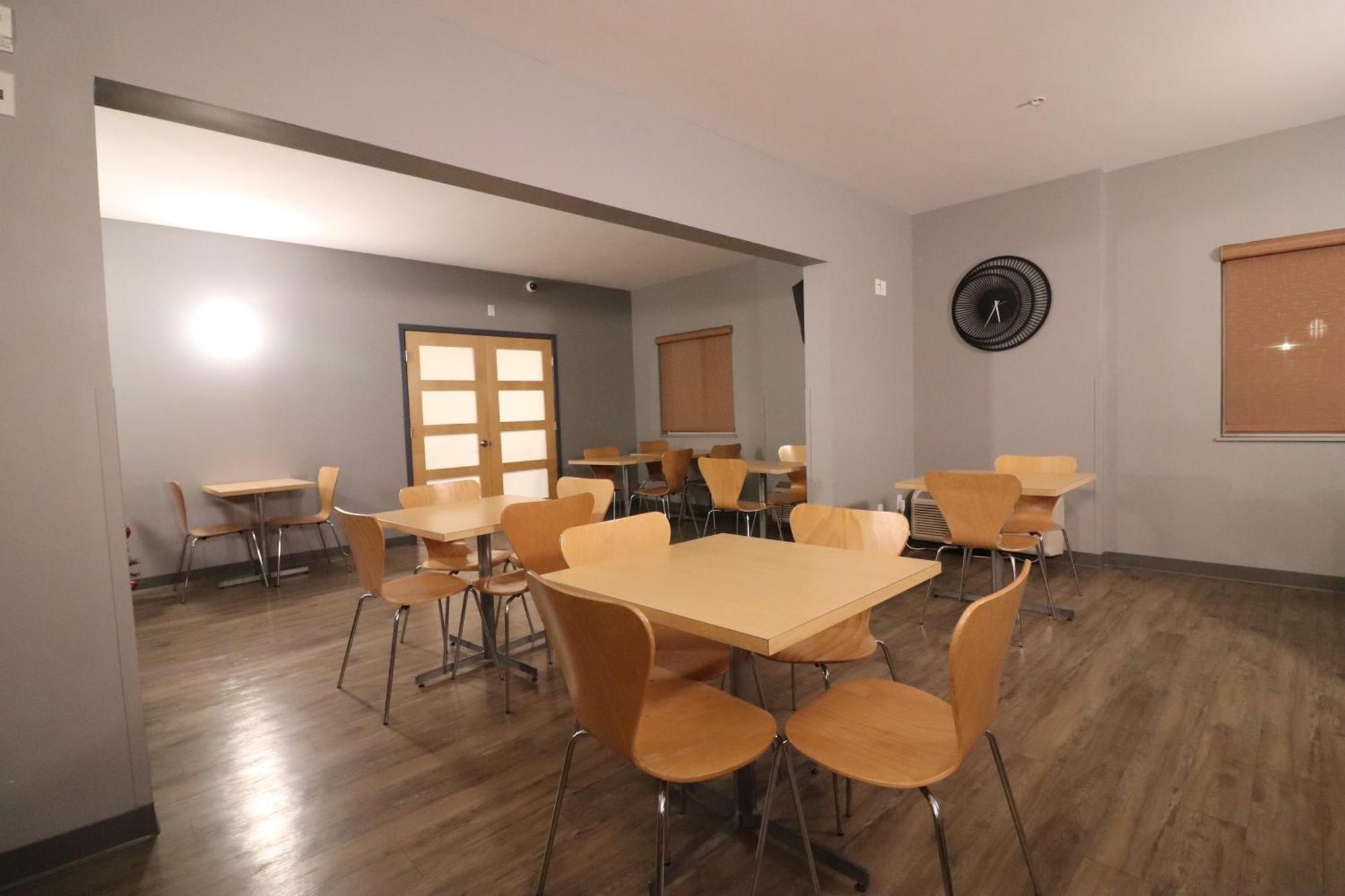Days Inn By Wyndham Stony Plain エクステリア 写真