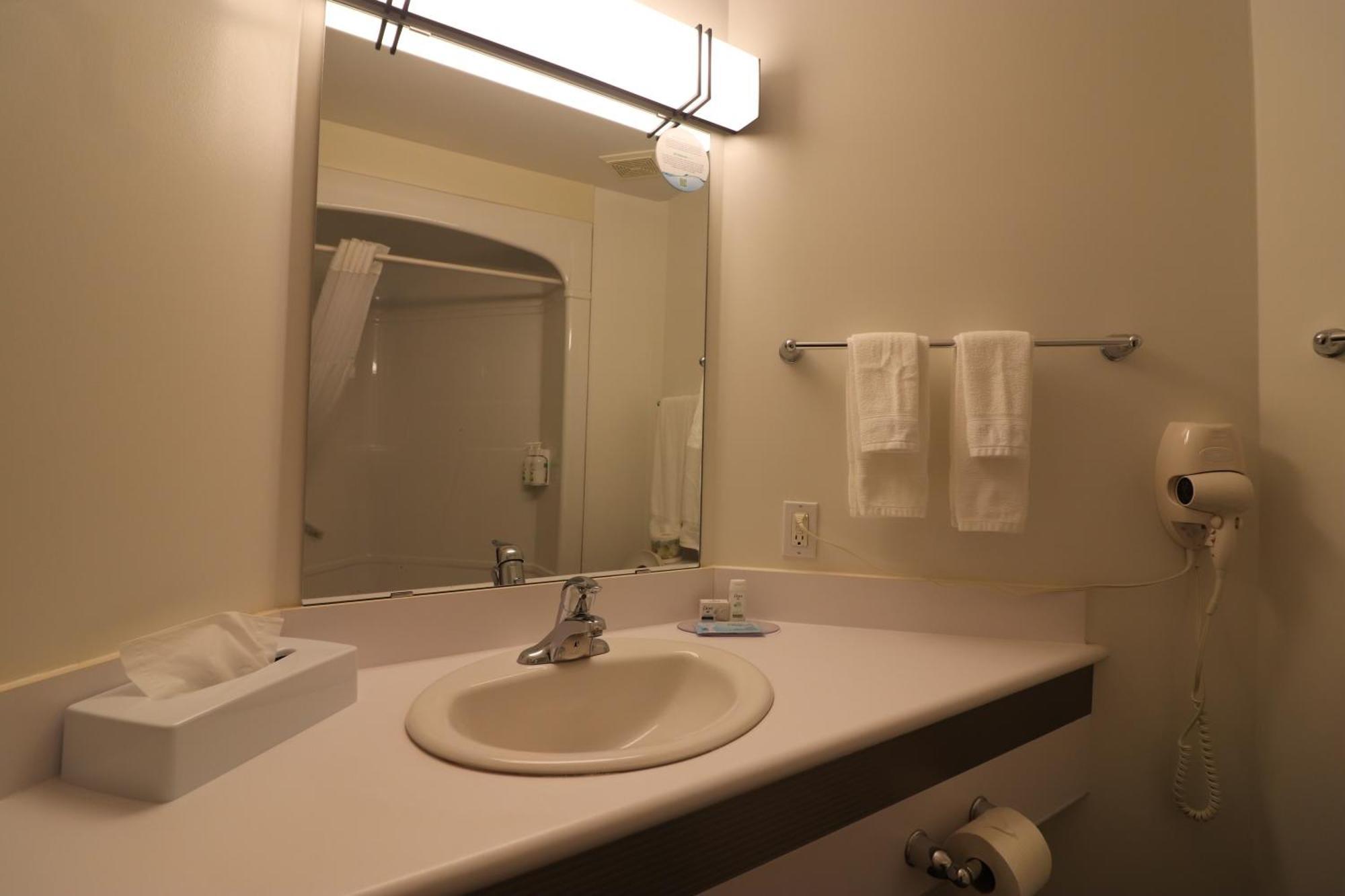Days Inn By Wyndham Stony Plain エクステリア 写真