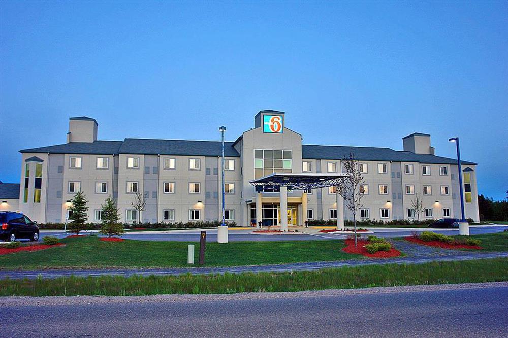Days Inn By Wyndham Stony Plain エクステリア 写真