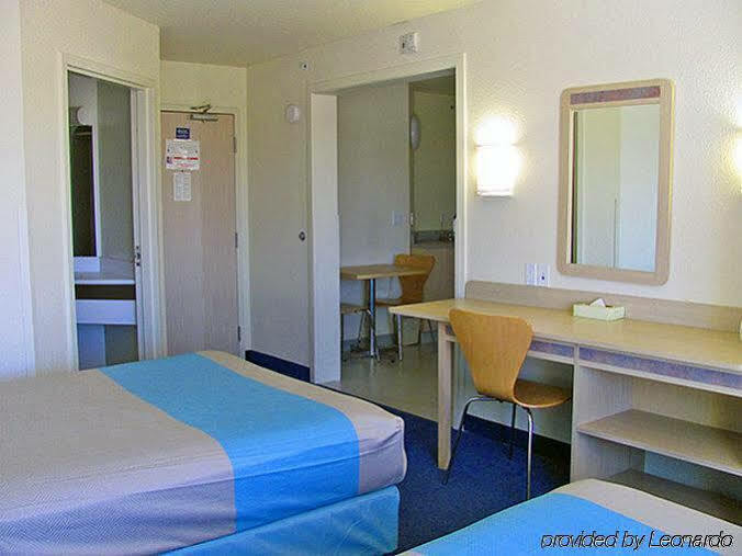 Days Inn By Wyndham Stony Plain エクステリア 写真